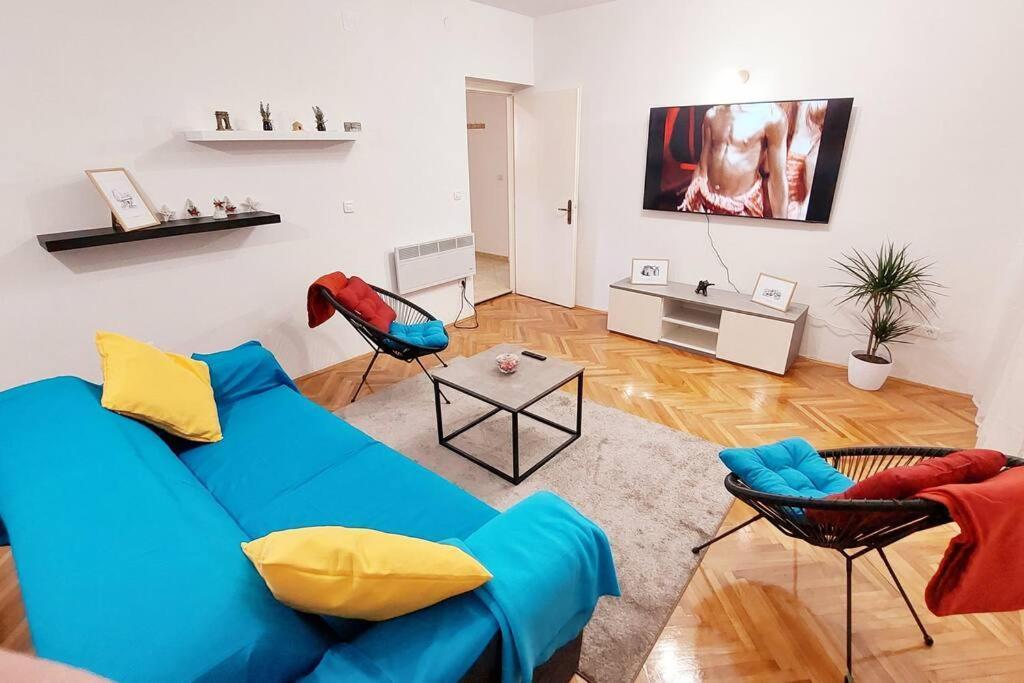 Apartment Happy Days