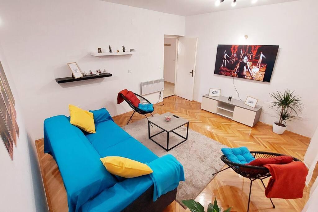 Apartment Happy Days